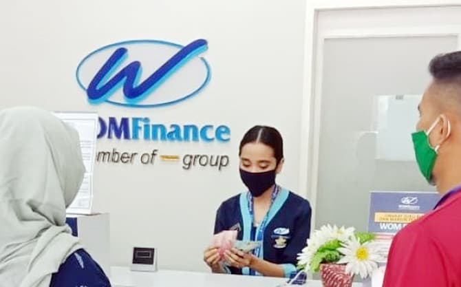Ilustrasi customer service WOM FInance tengah melayani transaksi nasabah. - Image