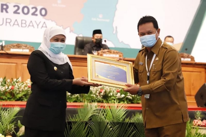 Gubernur Jawa Timur Khofifah Indar Parawansa menyerahkan penghargaan sebagai perwakilan pemerintah pusat menyerahkan penghargaan Opini Wajar Tanpa Pengecualian (WTP) atas Laporan Keuangan Pemerintah Daerah Tahun Anggaran 2019 kepada Wali Kota Madiun Maidi - Image