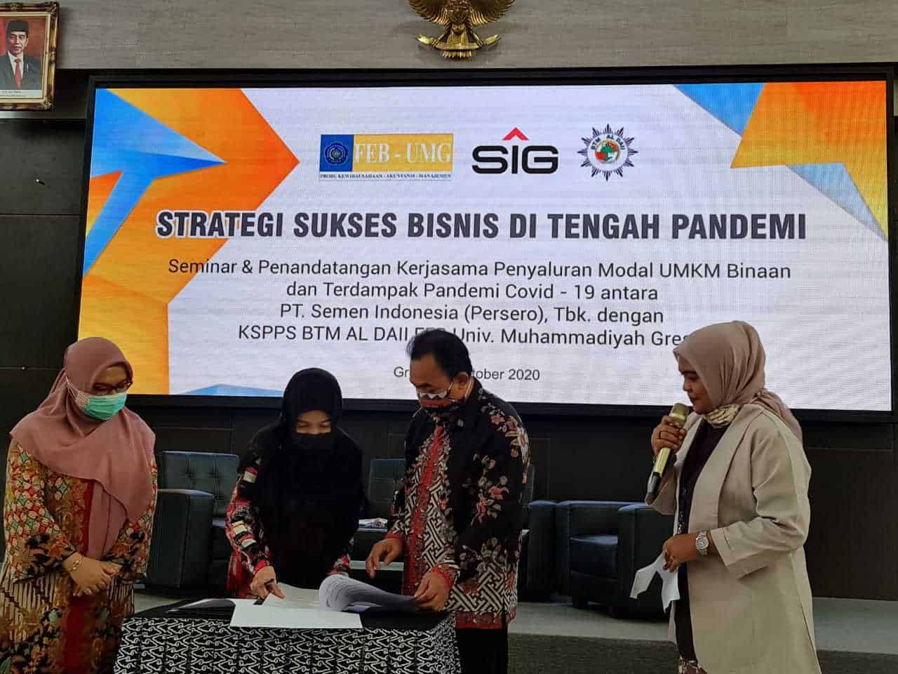 Penandatangan penyerahan hibah modal usaha dari SIG ke KSPPS) BTM Al Daii. (Istimewa) - Image
