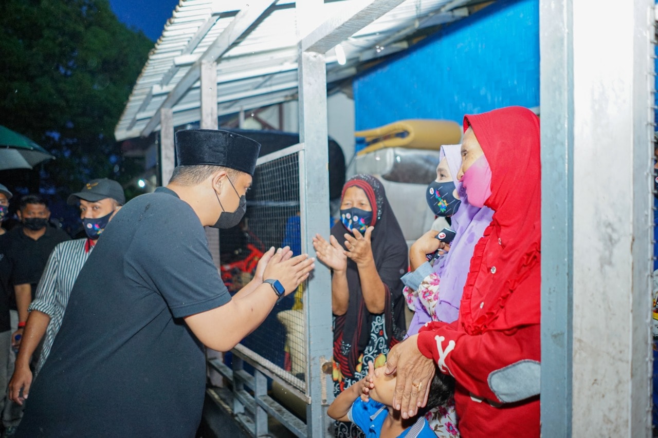 Bobby Nasution saat bersilaturahmi dengan ibu-ibu di Kota Medan, Selasa (13/10). (For JawaPos.com) - Image