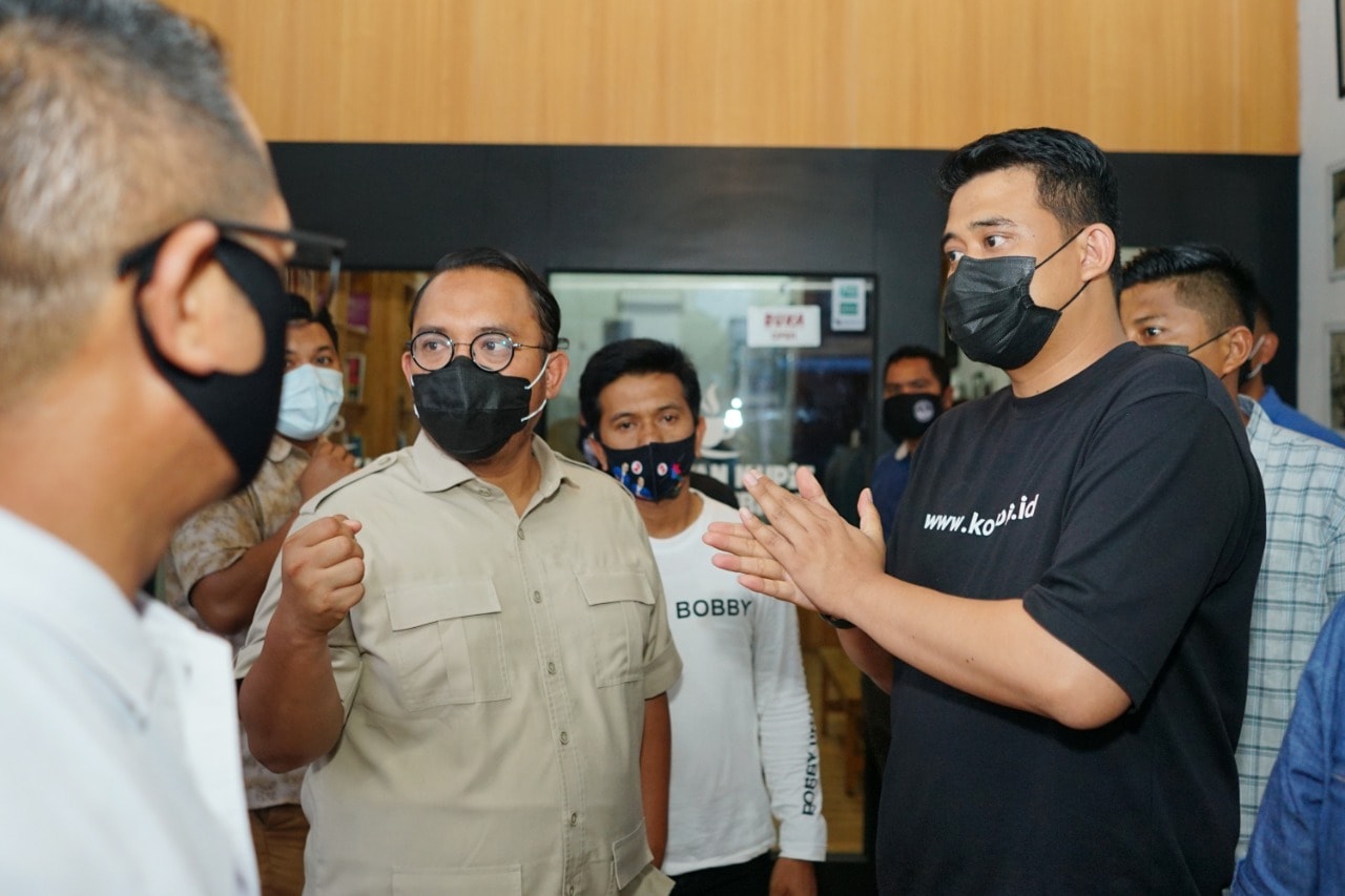 Dahnil Anzar Simanjuntak bersama cawako Medan Bobby Nasution pada Kamis (15/10). (For JawaPos.com) - Image