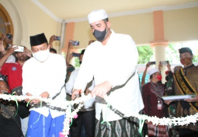 Wali Kota Probolinggo Hadi Zainal Abidin bersama Wakil Wali Kota Probolinggo Mochammad Soufis Subri meresmikan Museum Rasulullah SAW di Kota Probolinggo, Kamis (22/10). Zumrotun Solichah/Antara - Image