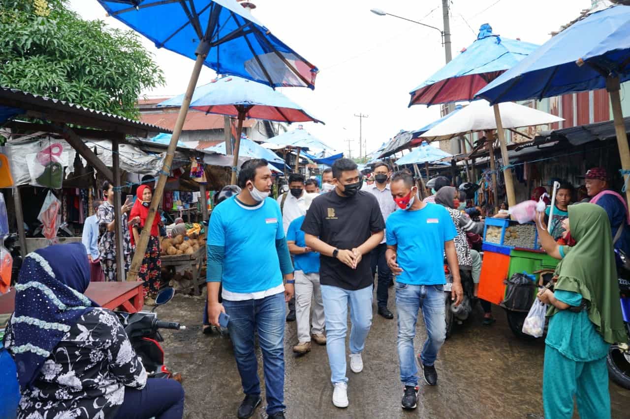 TINJAU PASAR: Cawali Medan Bobby Nasution saat meninjau pasar tradisional di Kota Medan, Senin (26/10). (For JawaPos.com) - Image