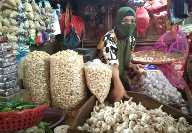 NAIK RP 5 RIBU: Mianah menunjukkan bawang putih yang ratarata mengalami kenaikan harga di Pasar Pabean kemarin (19/10). (Septian Nur Hadi/Jawa Pos) - Image