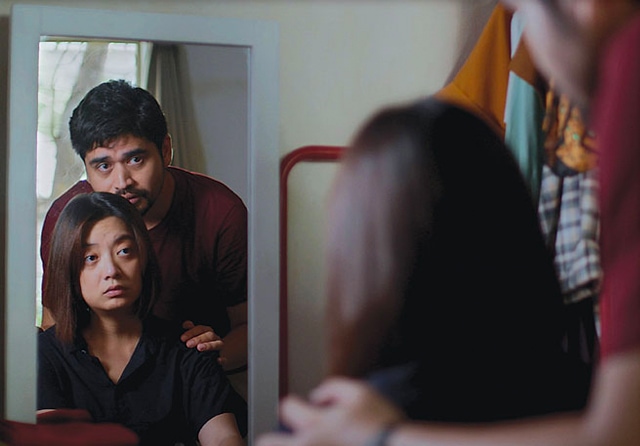 BUTUH KEPEKAAN: Angela (Leony V.H.) dan Reza (Rizky Hanggono) dalam salah satu scene film besutan Aria Kusumadewa ini. (MD Picture for Jawa Pos) - Image