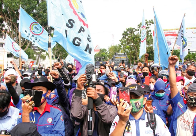 JANGAN ANARKISTIS: Buruh berdemo menolak UU Cipta Kerja di Dataran Engku Putri, Batam Center, Kamis (8/10). (Cecep Mulyana/Batam Pos) - Image