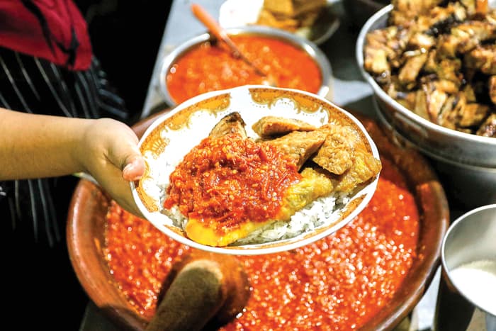 FAVORIT: Sego sambel Mak Yeye punya lauk utama ikan pari ditambah telur dan tempe. (ALFIAN RIZAL/JAWA POS) - Image