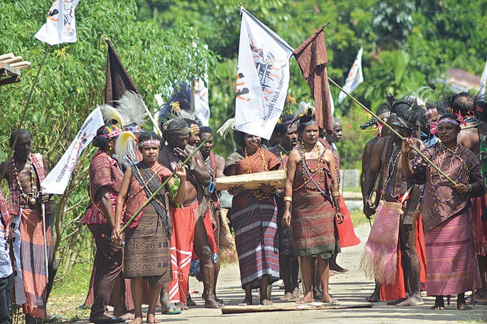 KEARIFAN LOKAL: Masyarakat Suku Moi Kelim, Papua Barat, tengah mengadakan upacara adat untuk melestarikan warisan leluhur. (AMAN FOR JAWA POS) - Image