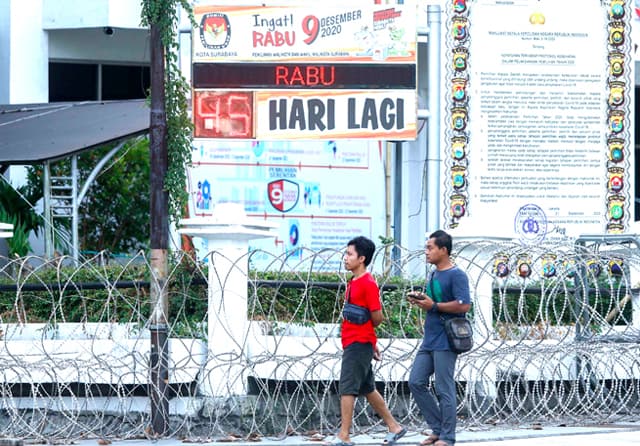 MENGHITUNG HARI: Coblosan pilwali Surabaya kurang 45 hari lagi terhitung Minggu (25/10). KPU Surabaya mempersiapkan Sirekap untuk membantu rekapitulasi hasil pemungutan suara. (Alfian Rizal/Jawa Pos) - Image