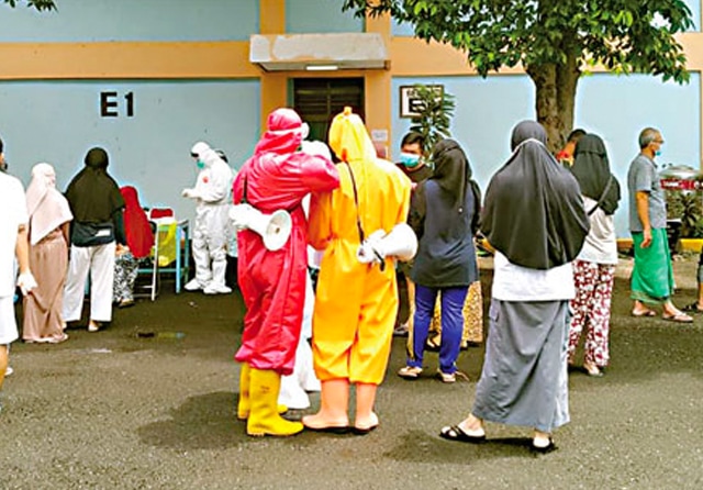 Setiap hari penghuni harus menjalani pemeriksaan kesehatan. (Edi Susilo/Jawa Pos) - Image