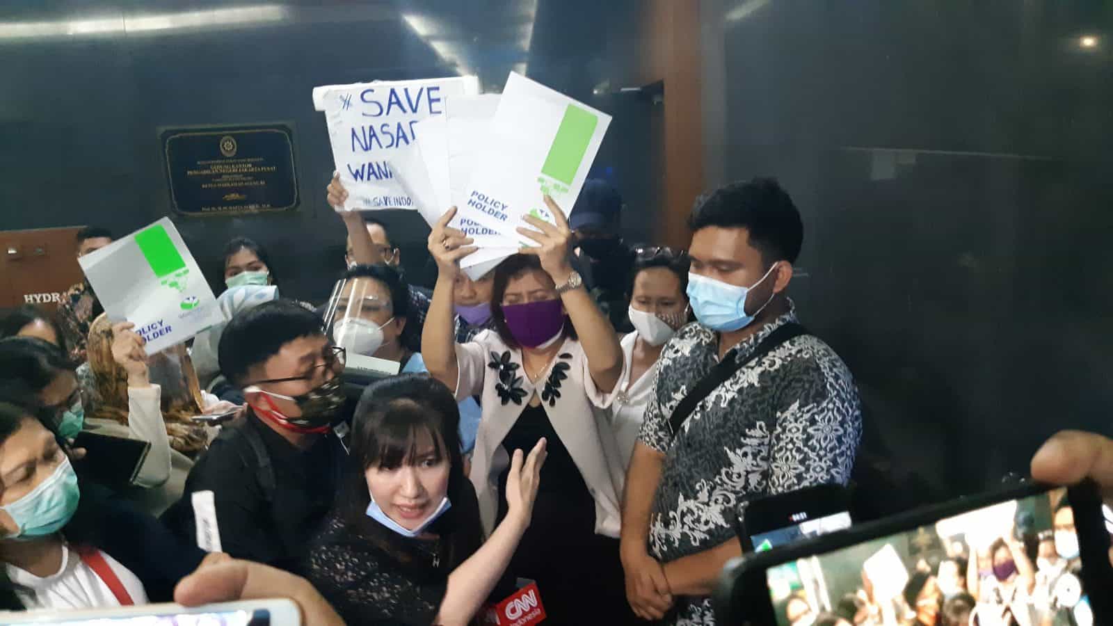 Para nasabah WanaArtha Life membuat gaduh usai sidang pembacaan vonis terhadap Dirut PT Hanson International Tbk Benny Tjokrosaputro dan Komisaris Utama PT Trada Alam Minera Heru Hidayat di Pengadilan Negeri Tindak Pidana Korupsi (Tipikor) Jakarta, pada S - Image