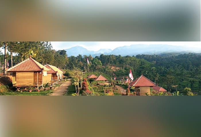 TERHAMPAR: Puncak Badean di Jember dengan latar belakang keindahan alam yang cukup mendukung dan masih lestari. (JUMAI/JAWA POS RADAR JEMBER) - Image