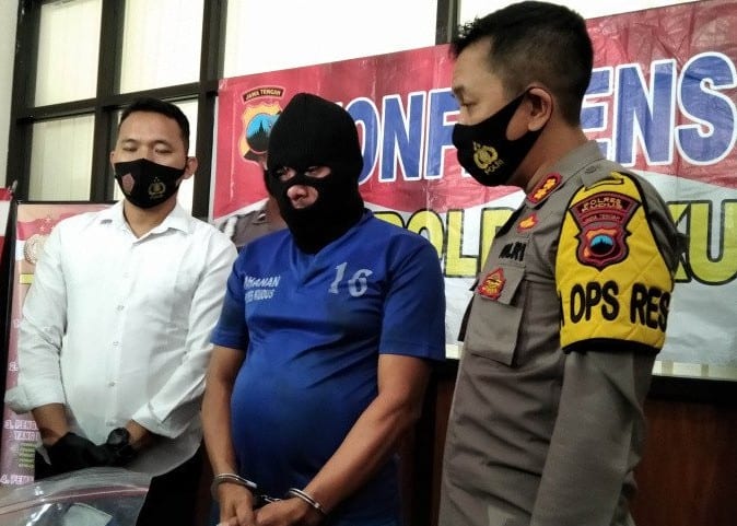 Kapolres Kudus AKBP Aditya Surya Dharma didampingi Kasat Reserse Kriminal AKP Agustinus David saat jumpa pers, di Mapolres Kudus, Jawa Tengah, Selasa (27/10). Akhmad Nazaruddin Lathif/Antara - Image