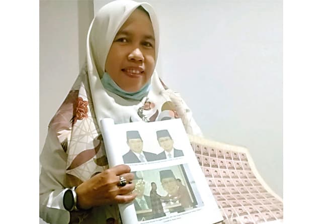 FILATELIS TELATEN: Ratna Dewi menunjukkan mozain prangko bergambar SBY-Boediono. Karya berukuran 12 meter persegi itu membutuhkan 8 ribu prangko. (Eko Hendri/Jawa Pos) - Image