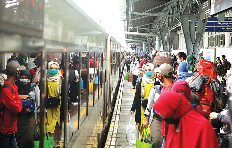 BERSIAP LIBURAN: Penumpang antre untuk naik kereta di Stasiun Senen, Jakarta, Selasa (27/10). (FEDRIK TARIGAN/JAWA POS) - Image