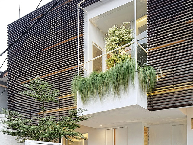 BERI KESAN CLEAN: Warna putih dengan detail cokelat yang diaplikasikan Inset House juga membuat ruangan terasa lebih luas. (FERNANDO GOMULYA FOR JAWA POS) - Image