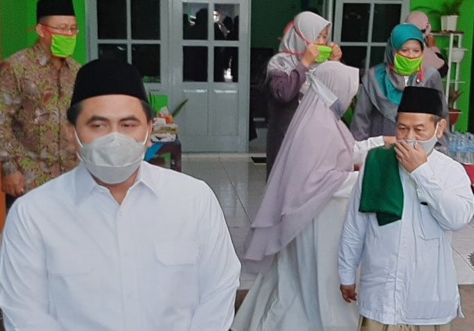 Wakil Gubernur Jawa Tengah Taj Yasin Maimoen didampingi Pemimpin Pondok Pesantren Al-Ittihaad KH Mughni Labib (kanan). Sumarwoto/Antara - Image