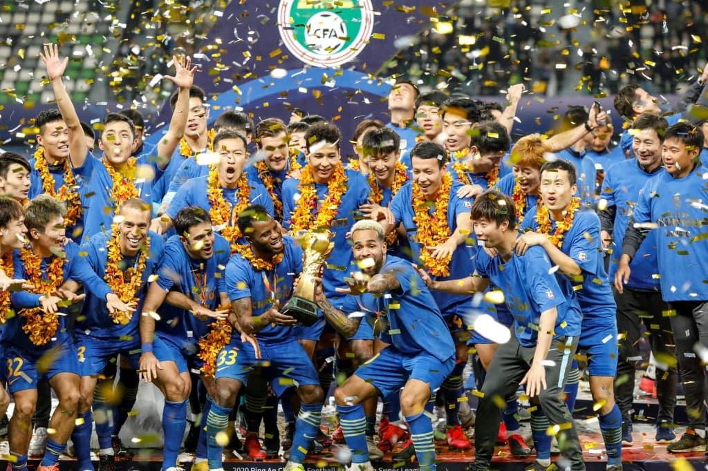 Jiangsu Suning players and staff members celebrate after their team defeated Guangzhou Evergrande to win the Chinese Super League (CSL) football championship in Suzhou in China - Image