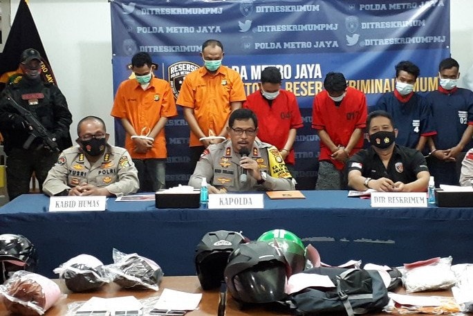 Kapolda Metro Jaya Inspektur Jenderal Polisi Nana Sudjana (tengah) pimpin jumpa pers penangkapan pelaku begal sepeda di Mako Polda Metro Jaya, Sabtu (7/11). Fianda Sjofjan Rassat/Antara - Image