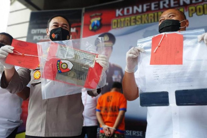 Polisi menunjukkan barang bukti yang disita dari tersangka PP saat merilis kasus investasi bodong berkedok jual beli mata uang asing di Mapolda Jatim, Surabaya, Rabu (25/11). Antara - Image