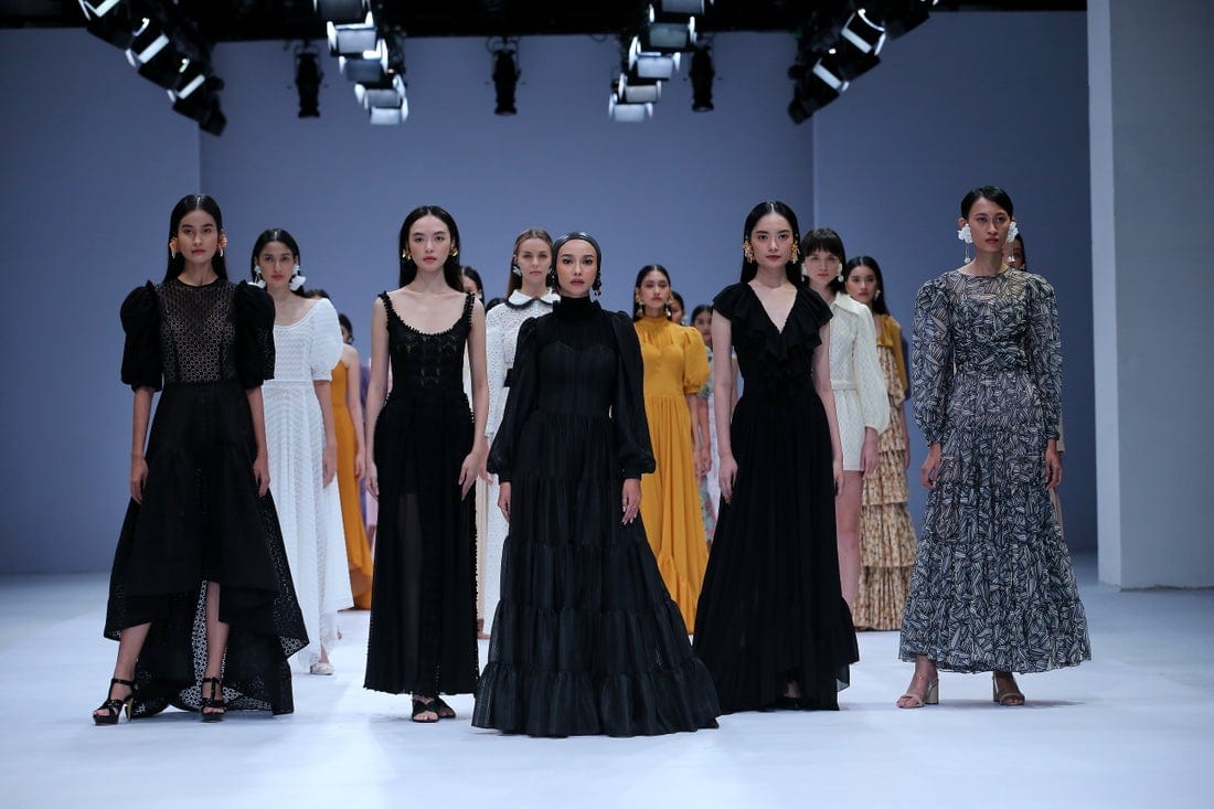 Koleksi Barli Asmara dalam A Tribute to Barli Asmara di JFW 2021/JFW.TV - Image