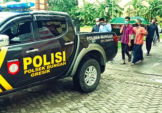 BERPULANG: Setelah dijemput dari RSUD Ibnu Sina, jenazah Achmad Arinal Hakim alias Aril dibawa pulang oleh keluarga dan dimakamkan di Desa Sidokumpul, Bungah, Selasa (3/11). (Istimewa) - Image