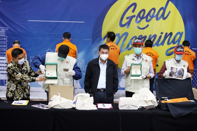 Wakil Ketua KPK, Nawawi Pomolango menunjukkan tersangka beserta barang bukti pada konferensi pers di Gedung KPK, Jakarta Selatan, Rabu (25/11/2020). KPK resmi menahan Menteri Kelautan dan Perikanan (KKP), Edhy Prabowo bersama enam orang lainnya terkait Op - Image