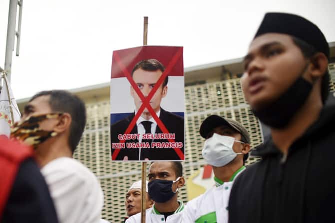 Massa dari berbagai ormas berunjuk rasa menentang sikap Presiden Prancis Emmanuel Macron terkait gambar Nabi Muhammad SAW di kawasan Kedubes Prancis, Jakarta, Senin (2/11/2020. Aksi tersebut terkait pernyataan Presiden Prancis Emmanuel Macron belakangan i - Image