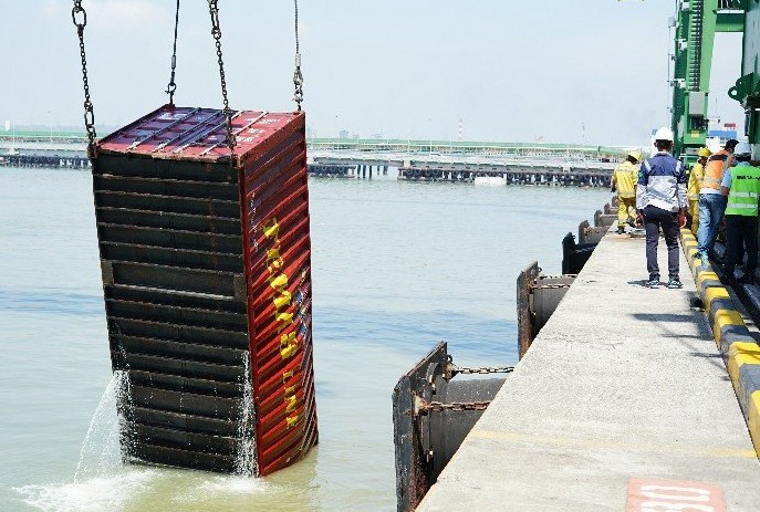 Proses pengangkatan peti kemas di Terminal Teluk Lamong, Senin (16/11). Humas Terminal Teluk Lamong/Antara - Image
