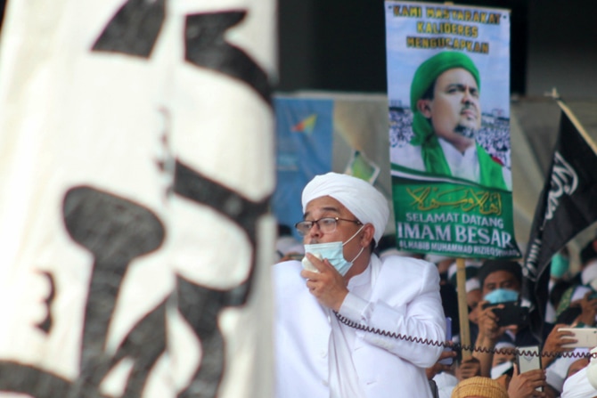 Pemimpin Organisasi Masyarakat (ormas) Front Pembela Islam (FPI) Habib Rizieq Shihab menyapa para pendukungnya saat tiba di Terminal 3, Bandara Soekarno-Hatta, Tangerang, Banten, Selasa (Pemimpin Organisasi Masyarakat (ormas) Front Pembela Islam (FPI) Ha - Image