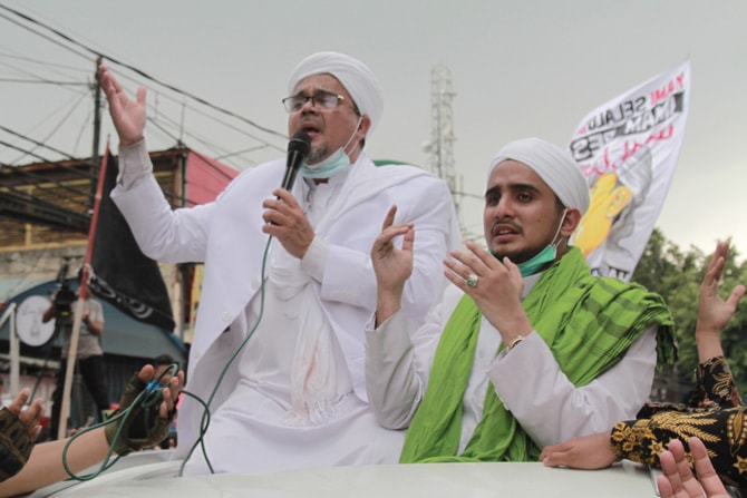 Pemimpin Organisasi Masyarakat (ormas) Front Pembela Islam (FPI) Habib Rizieq Shihab menyapa para pendukungnya saat tiba di Terminal 3, Bandara Soekarno-Hatta, Tangerang, Banten, Selasa (Pemimpin Organisasi Masyarakat (ormas) Front Pembela Islam (FPI) Ha - Image