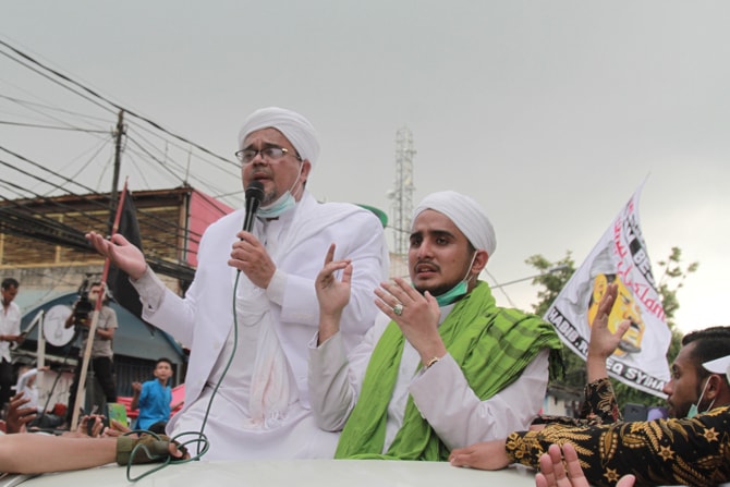 Pemimpin Organisasi Masyarakat (ormas) Front Pembela Islam (FPI) Habib Rizieq Shihab menyapa para pendukungnya saat tiba di Terminal 3, Bandara Soekarno-Hatta, Tangerang, Banten, Selasa (Pemimpin Organisasi Masyarakat (ormas) Front Pembela Islam (FPI) Ha - Image