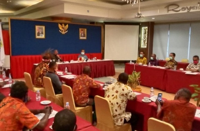 Pertemuan Gubernur Papua Barat dan masyarakat adat Suku Meyah di Manokwari terkait rencana pembentukan pertambangan rakyat untuk mengelola potensi emas di daerah tersebut. Toyiban/Antara - Image