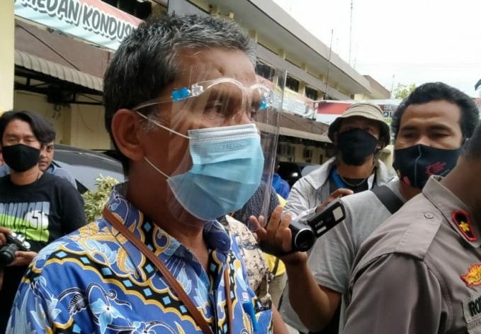 Personel Polrestabes Medan mengamankan tersangka utama kasus penembakan, K, 45. Antara - Image