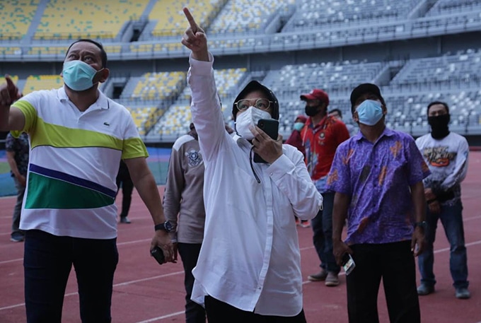 Wali Kota Risma ketika meninjau GBT. Humas Pemkot Surabaya - Image