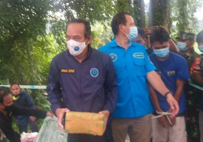 Deputi Pemberantasan dan Penindakan (BNN) Irjen Pol Arman Depari menijau penemuan ganja di Gudang Kapur, Kelurahan Asam Kumbang. Munawar/Antara - Image
