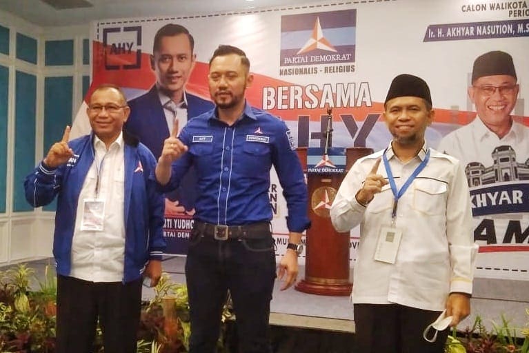 Ketua Umum DPP Partai Demokrat, Agus Harimurti Yudhoyono (AHY) bersama calon Wali Kota dan Wakil Wali Kota Medan Akhyar Nasution-Salman Alfarisi. (Istimewa) - Image
