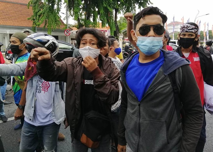 Massa aksi terlibat bentrokan pascaunjuk rasa penolakan FPI dan Rizieq Shihab di depan Gedung Negara Grahadi. Rafika Yahya/JawaPos.com - Image