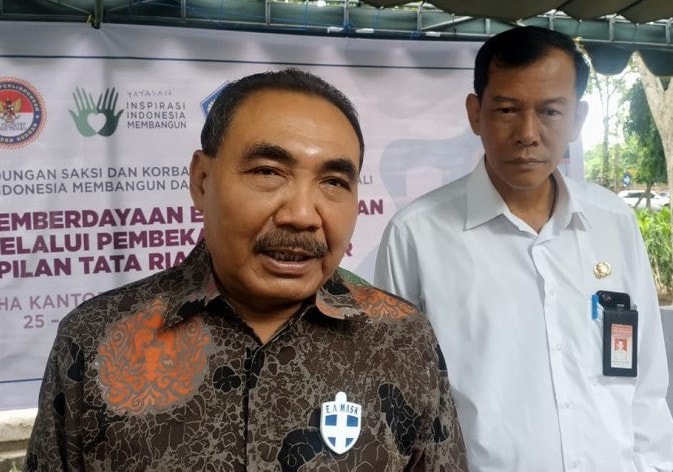 Ketua LPSK Hasto Atmojo didampingi Asisten Bidang Pemerintahan dan Kesejahteraan Rakyat Setda Provinsi Bali I Gede Indra Dewa Putra, di Denpasar, Rabu (25/11). Ayu Khania Pranisitha/Antara - Image