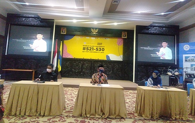 Rektor Universitas Airlangga Surabaya Mohammad Nasih (tengah) ketika memaparkan progres Vaksin Covid-19 yang akan diproduksi. Rafika Yahya/JawaPos.com - Image