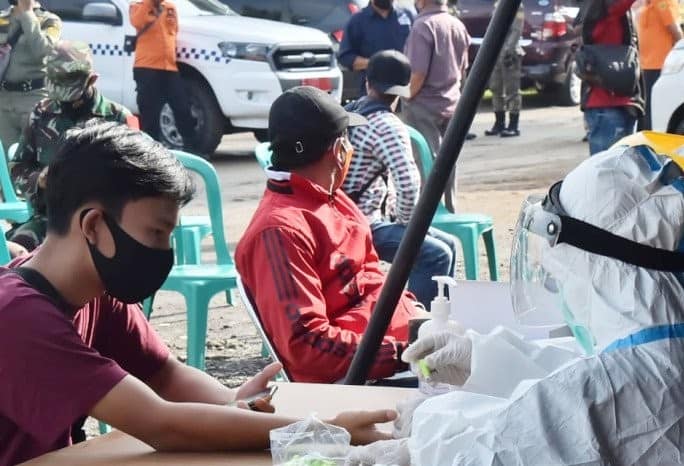 Suasana rapid test masal di Simpang Gadog, Ciawi, Kabupaten Bogor, Jawa Barat. M. Fikri Setiawan/Antara - Image