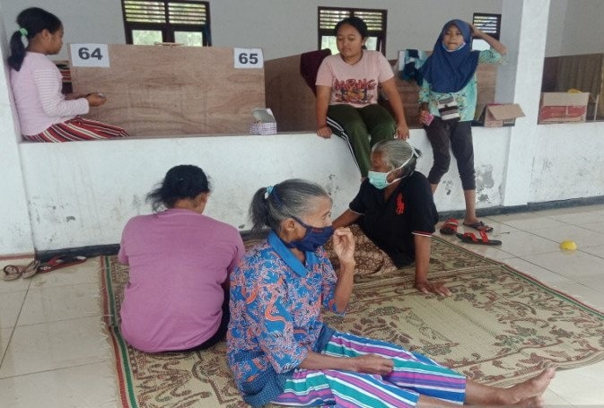 Pengungsi lansia dan anak-anak di barak pengungsian Glagaharjo, Sleman. Victorianus Sat Pranyoto/Antara - Image