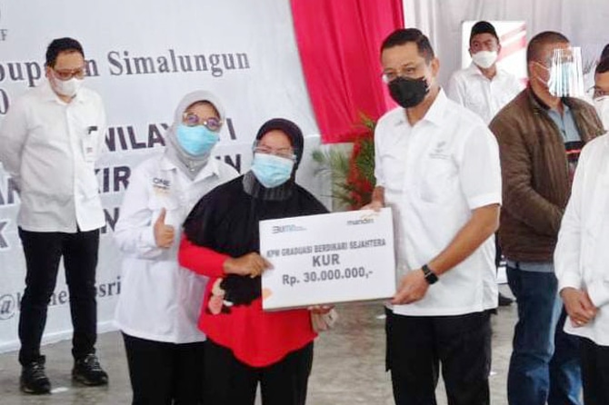 Menteri Sosial Juliari P. Batubara bersama Senior Vice President Government Project Bank Mandiri Nila Mayta D Rihandjani melakukan seremoni penyaluran bantuan tunai sosial kepada Keluarga Penerima Manfaat (KPM) dan Kredit Usaha Rakyat (KUR) kepada e-waron - Image