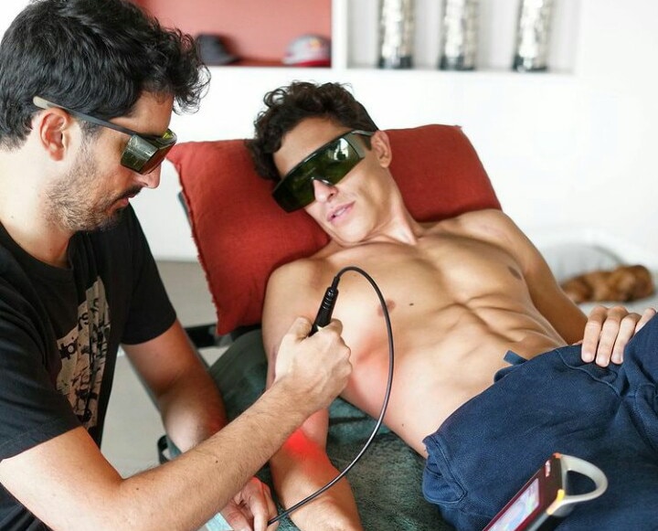 Marc Marquez (kanan) menjalani terapi untuk memulihkan kondisinya. INSTAGRAM - Image