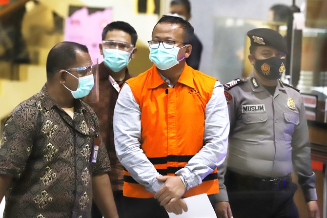 Menteri Kelautan dan Perikanan Edhy Prabowo berjalan menuju ruang konferensi pers usai menjalani pemeriksaan terkait kasus dugaan korupsi ekspor benih lobster di Gedung KPK, Jakarta, Kamis (26/11/2020) dini hari. KPK menetapkan tujuh tersangka dalam kasus - Image