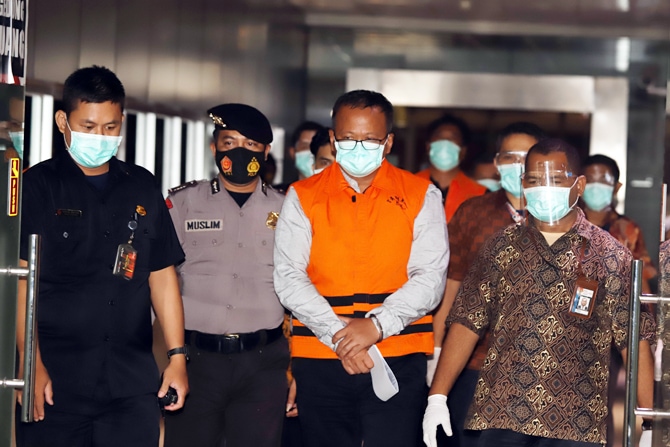 Menteri Kelautan dan Perikanan Edhy Prabowo berjalan menuju ruang konferensi pers usai menjalani pemeriksaan terkait kasus dugaan korupsi ekspor benih lobster di Gedung KPK, Jakarta, Kamis (26/11/2020) dini hari. KPK menetapkan tujuh tersangka dalam kasu - Image