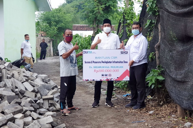 PT Semen Indonesia Tbk memberikan bantuan senilai Rp 100 juta untuk peningkatan infrastruktur desa Sedarum, Kecamatan Nguling Kabupaten Pasuruan - Image