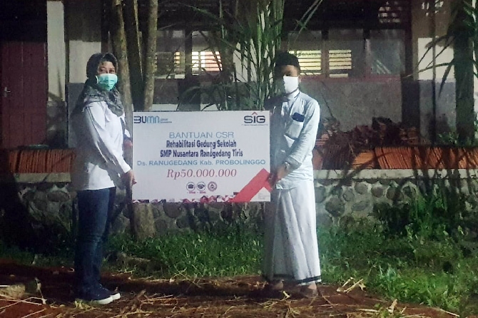PT Semen Indonesia (Persero) Tbk memberikan bantuan senilai Rp 50 juta untuk rehabiltasi sekolah SMP Nusantara di desa Ranugedang, kecamatan Tiris Kabupaten Probolinggo. - Image