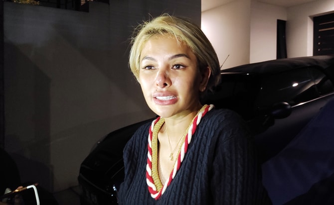 Nikita Mirzani ditemui di kediamannya di kawasan Petukangan, Jakarta Selatan, Senin (16/11/2020). Foto: Dery Ridwansah/ JawaPos.com - Image
