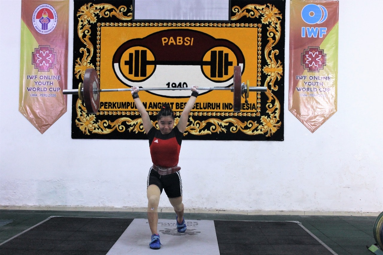 Najla Khoirunnisa beraksi pada kelas 45 kg pada Kejuaraan Dunia Junior Virtual 2020. (PP PABBSI) - Image